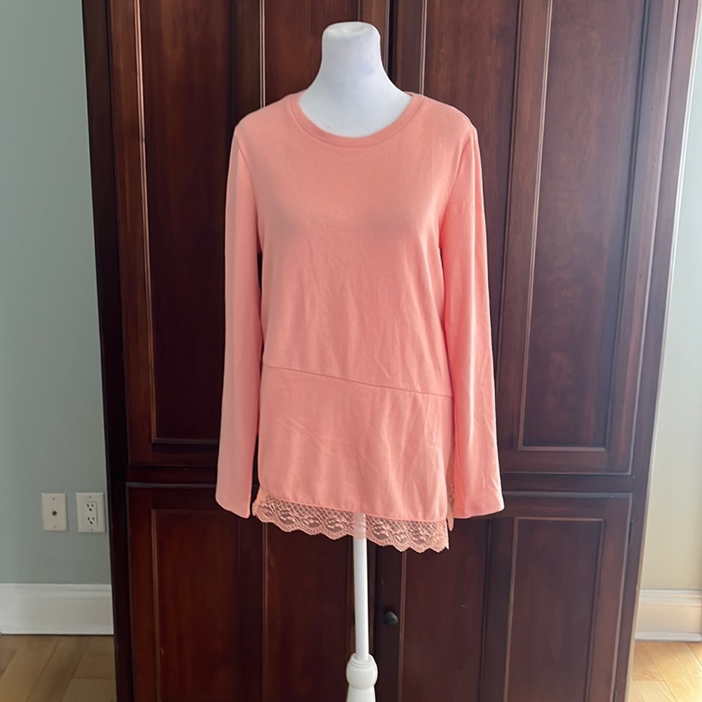 NWT DG2 Diane Gilman Peach Top in Lightweight Knit with Lace Asymmetrical Hem.